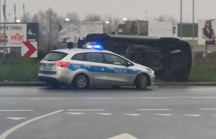 Dachowanie na rondzie kozienickim w Radomiu. Na miejscu...