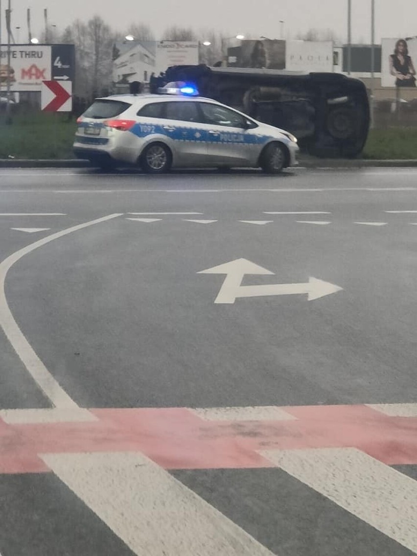 Groźne dachowanie na rondzie kozienickim w Radomiu. W samochodzie były dwie osoby. Na miejscu są utrudnienia