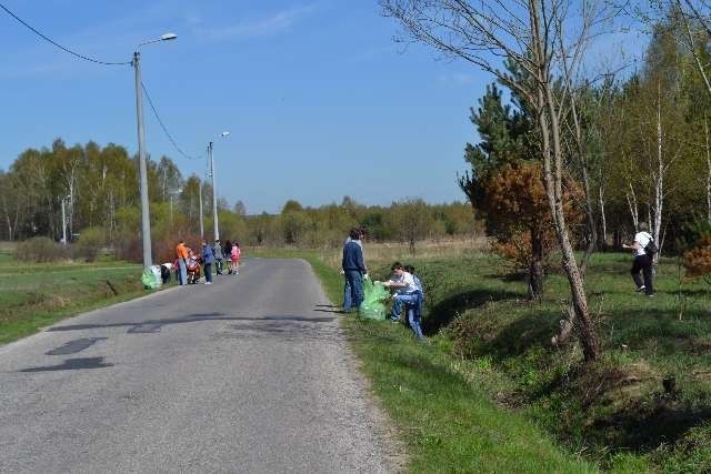 Młodzież i dorośli sprzątali śmieci w gminie Koziegłowy