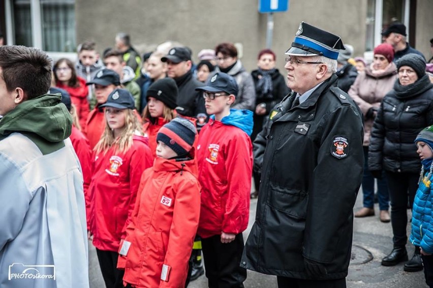 DROGA KRZYŻOWA: Strażacy z OSP Koźmin Wlkp. nieśli krzyż podczas procesji [ZDJĘCIA]