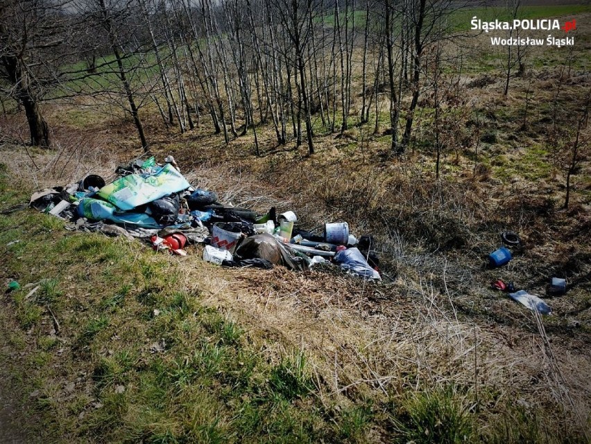 Dzikie wysypisko śmieci odkryto przy ul. Polnej w Gorzycach
