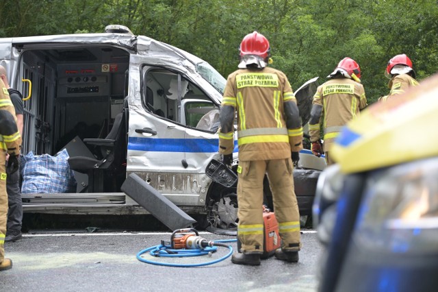 Wypadek samochodu służby więziennej z ciężarówką w Kłódce w powiecie grudziądzkim