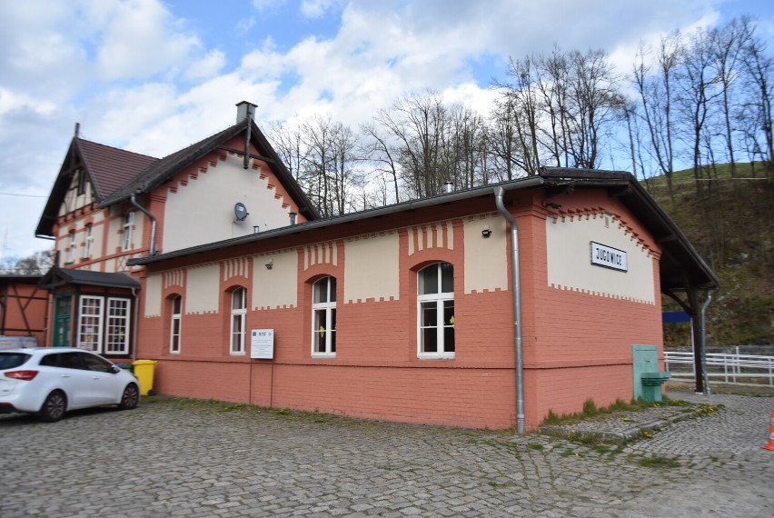 Malowniczy przystanek kolejowy w Jugowicach
