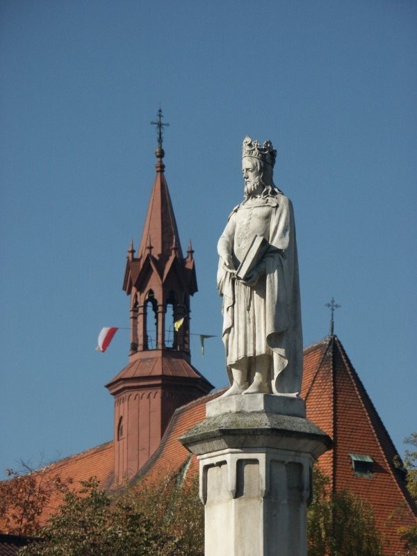 Pomnik Kazimierza Wielkiego to jeden z symboli miasta soli