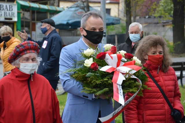 Lewica złożyła kwiaty pod pomnikiem żołnierza w Piotrkowie