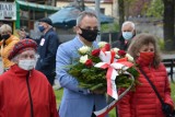Narodowy Dzień Zwycięstwa 2021 w Piotrkowie: Lewica złożyła kwiaty pod pomnikiem żołnierza ZDJĘCIA