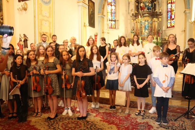 Przed liczną publicznością, a także gośćmi z Niemiec (burmistrzem Warenholz) wystąpił chór szkolny, orkiestra kameralna i soliści, którzy zaprezentowali dzieła muzyczne polskich i niemieckich kompozytorów.
