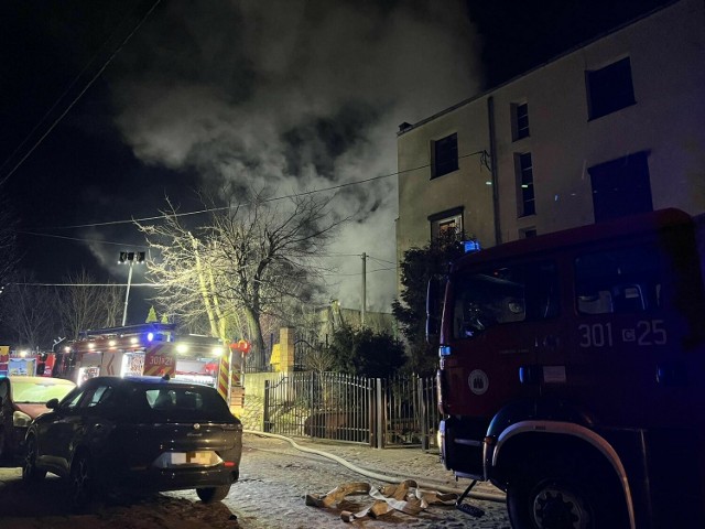 Po godz. 3 w nocy strażacy zostali wezwani do pożaru pustostanu przy ul. Na Wzgórzu w Bydgoszczy.