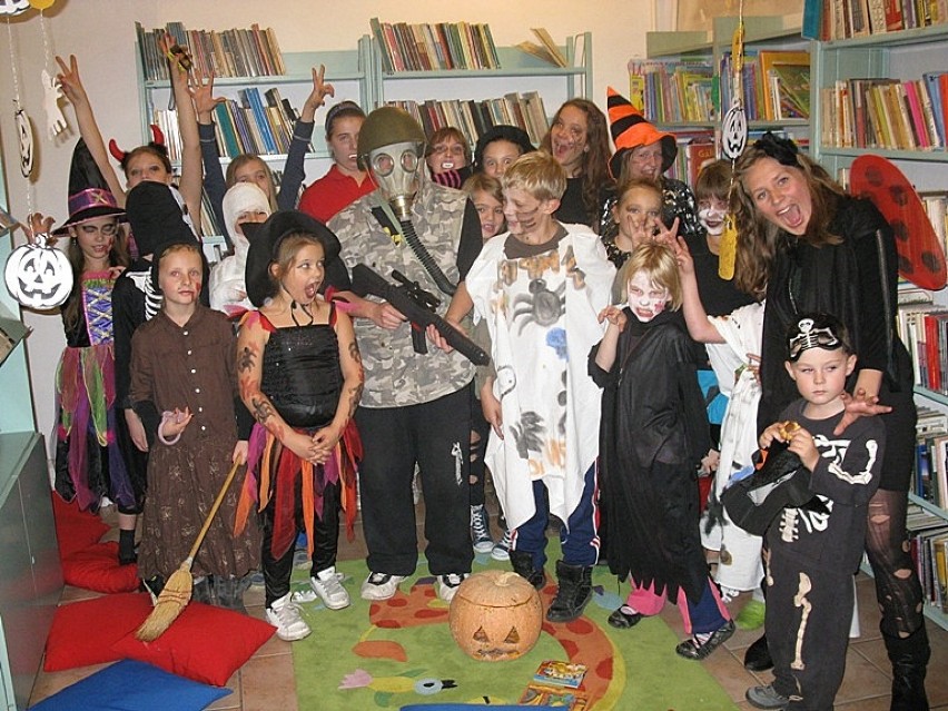 Uczestnicy zabawy Halloween w bibliotece.