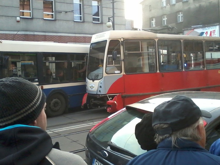 Wypadek na Katowickiej w Świętochłowicach: Samochód zderzył się z tramwajem