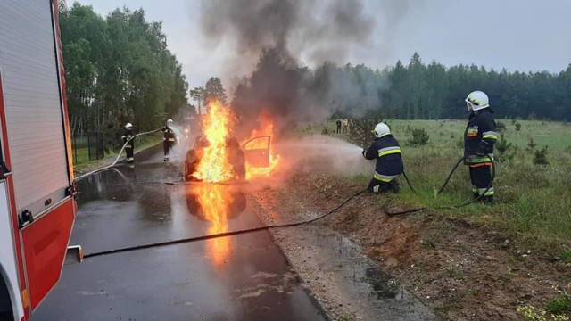 Płonącego auta nie udało się uratować. Na szczęście, nic nie stało się osobom nim podróżującym