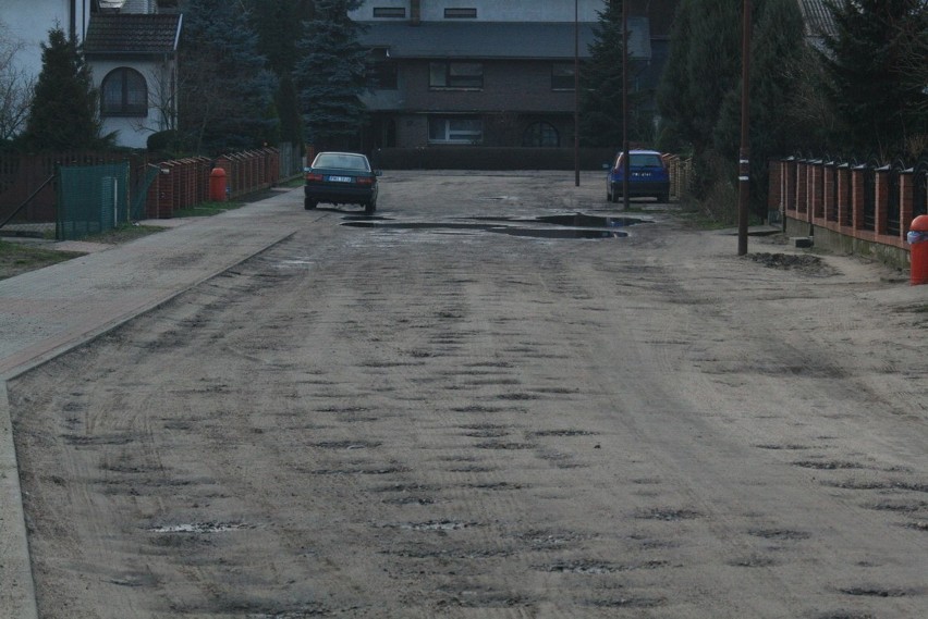 Sieraków - Błoto i kałuże dają się we znaki na gruntowych ulicach i drogach