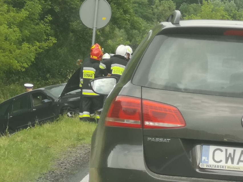 Wypadek na DK16 w Kłódce. Samochód wpadł do rowu [zdjęcia]