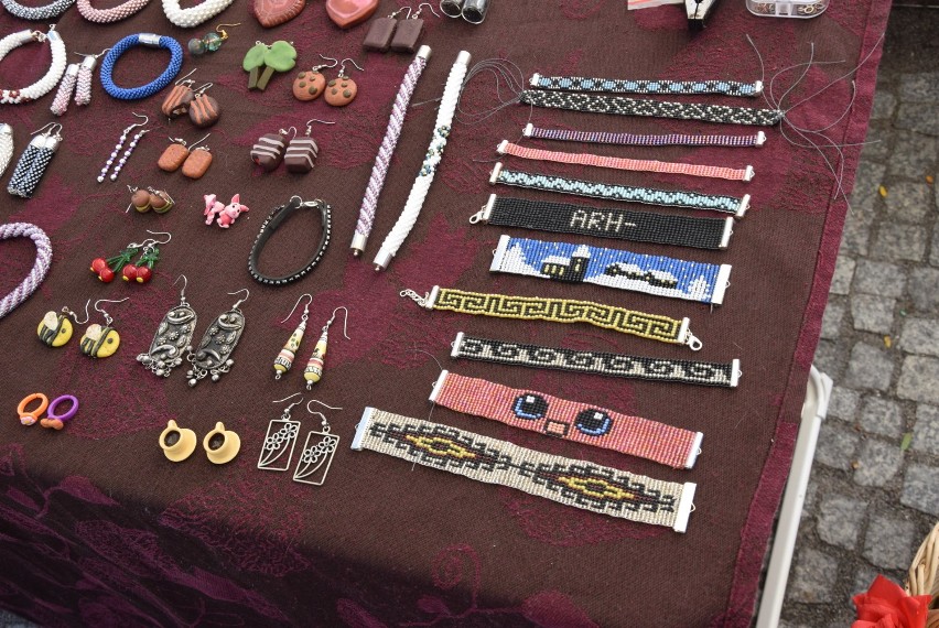 Pocztówki, biżuteria, naczynia, kasety i inne drobiazgi na kaliskim pchlim targu na Rozmarku