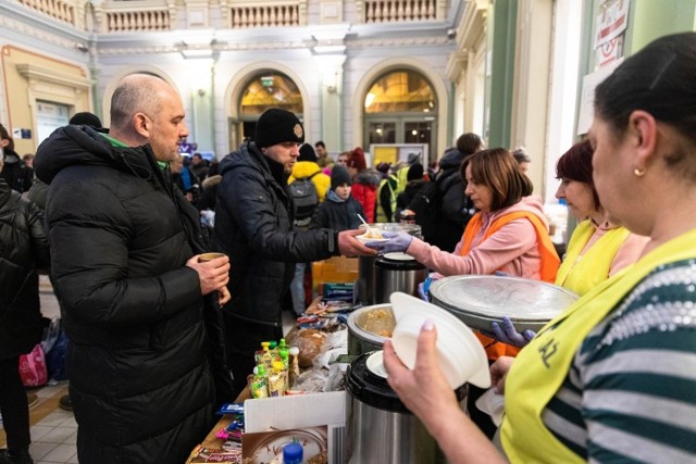 Informacje o zakazywaniu przez służby sanitarne dystrybuowania żywności dla uchodźców z Ukrainy są nieprawdziwe.