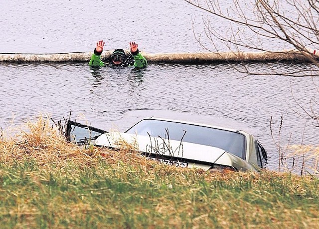 Płetwonurkowie z Bytomia pomagali wyciągnąć auto