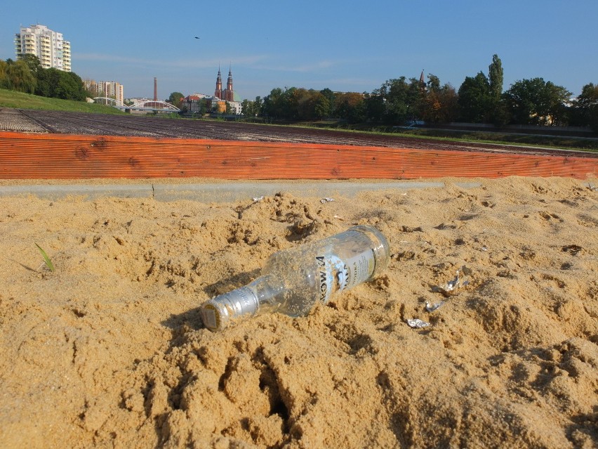 Miejska plaża w Opolu pełna śmieci [zdjęcia]
