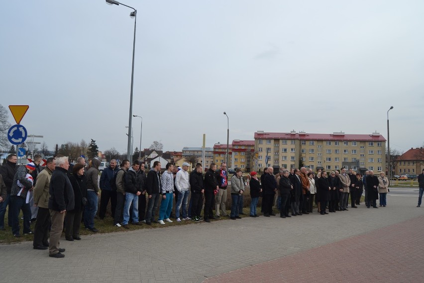 Lębork: Radni i kibice, upamiętnili ofiary katastrofy w Smoleńsku