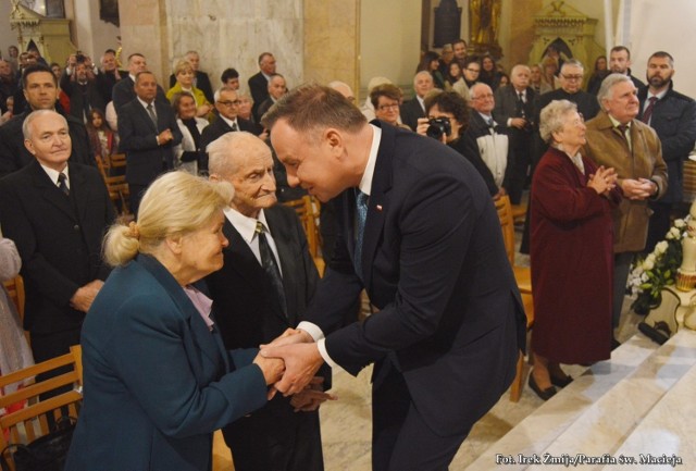 Andrzej Duda modlił się i fotografował wspólnie z parafianami oraz zjadł uroczyty obiad z duchownymi