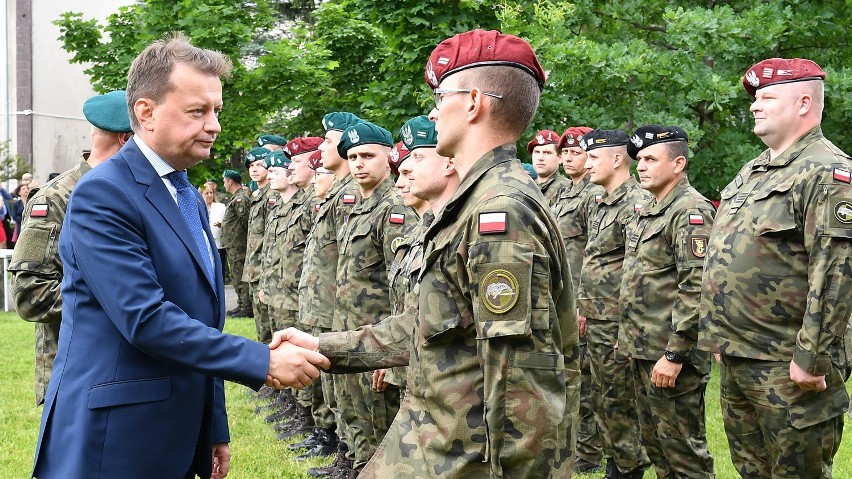 Minister obrony narodowej dziękował w Puławach wojskowym medykom za walkę z koronawirusem. Zobacz zdjęcia 