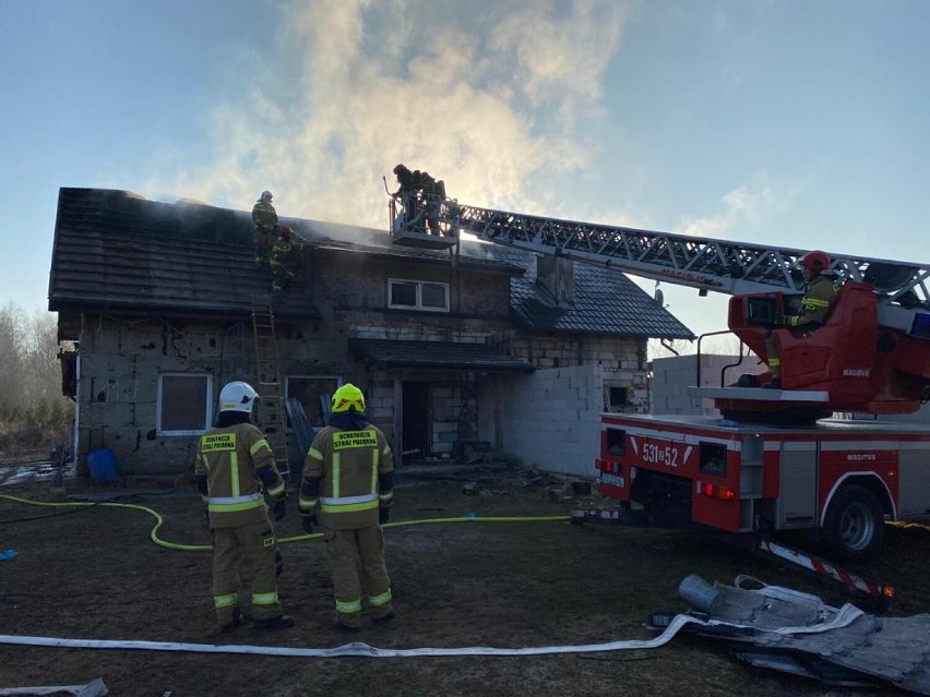 Strażacy ze Stargardu i okolic gasili 24 marca pożar domu w...