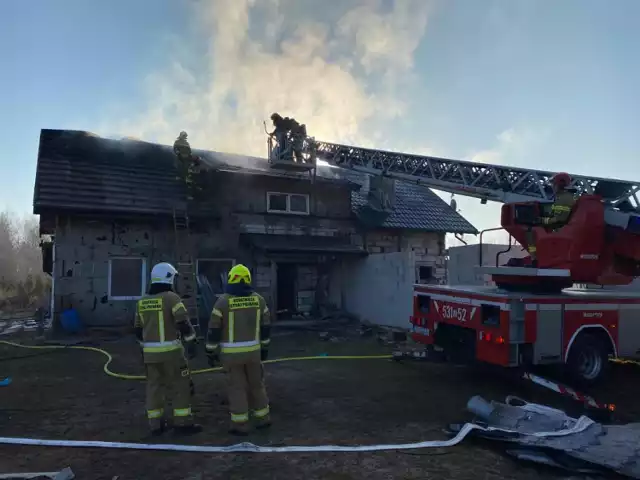 Strażacy ze Stargardu i okolic gasili 24 marca pożar domu w Parlinie
