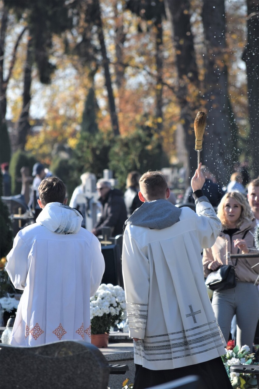 Wszystkich Świętych 2021 w Sieradzu. Cmentarz parafialny: harcerskie warty, znicze pamięci, msza ZDJĘCIA