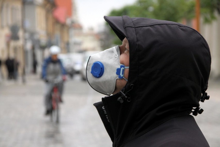 Smog: uwaga na duże stężenie pyłu PM10. Zły stan powietrza w...