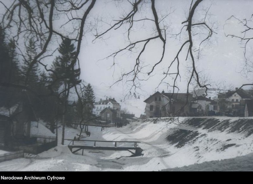 Krynica na starej fotografii. Zobacz jak wyglądało sądeckie uzdrowisko 100 lat temu. Kolorowe zdjęcia z NAC [25.01.2023]