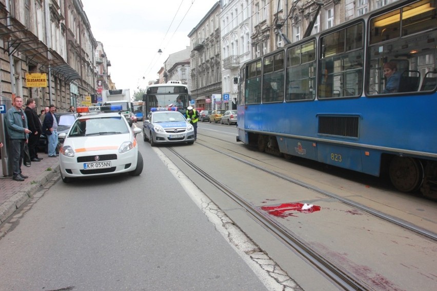 Kraków: wypadek na Starowiślnej. Tramwaj potrącił pieszego [ZDJĘCIA]