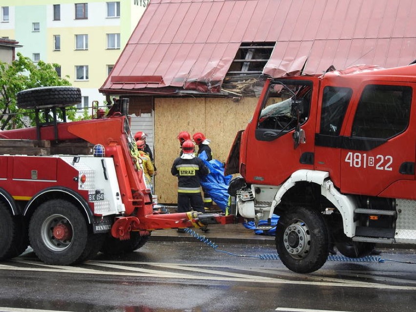 Wóz strażacki wjechał w dom, który był świeżo po remoncie