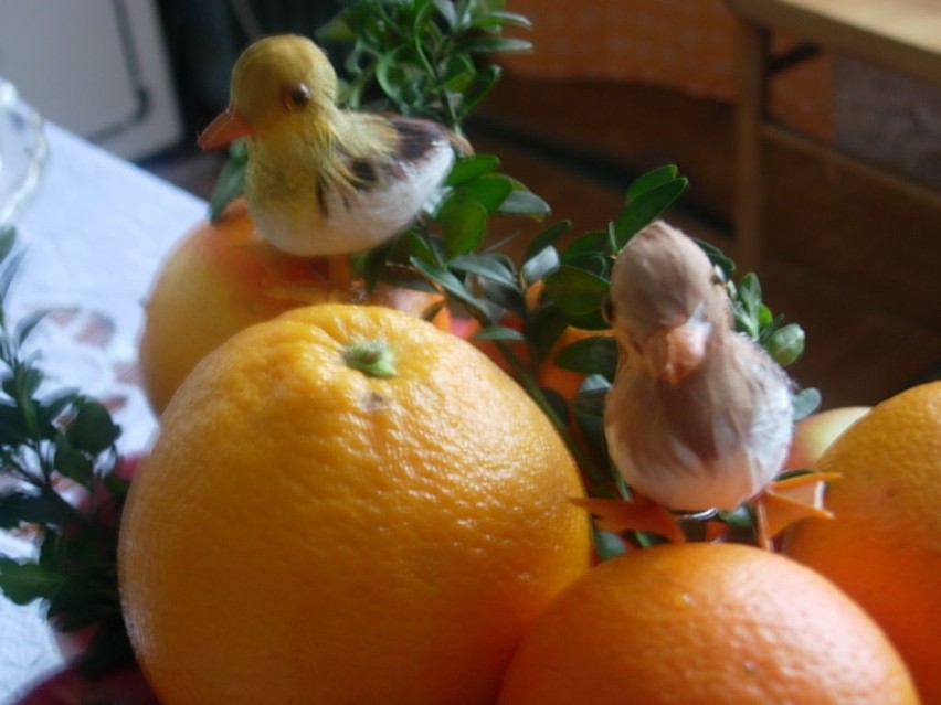 Na naszym stole ze święconką są również pomarańcze i jabłka....