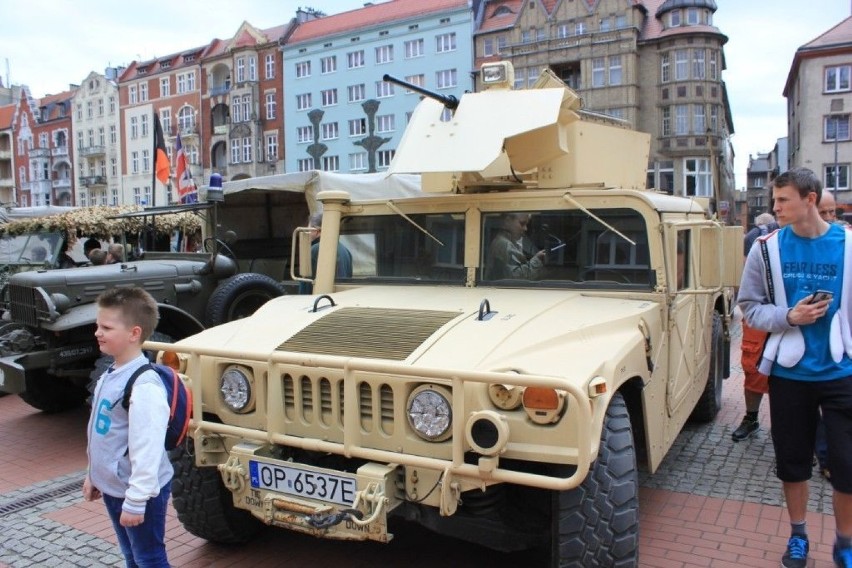 HMMWV, popularny Humvee (High Mobility Multi-Purpose Wheeled...