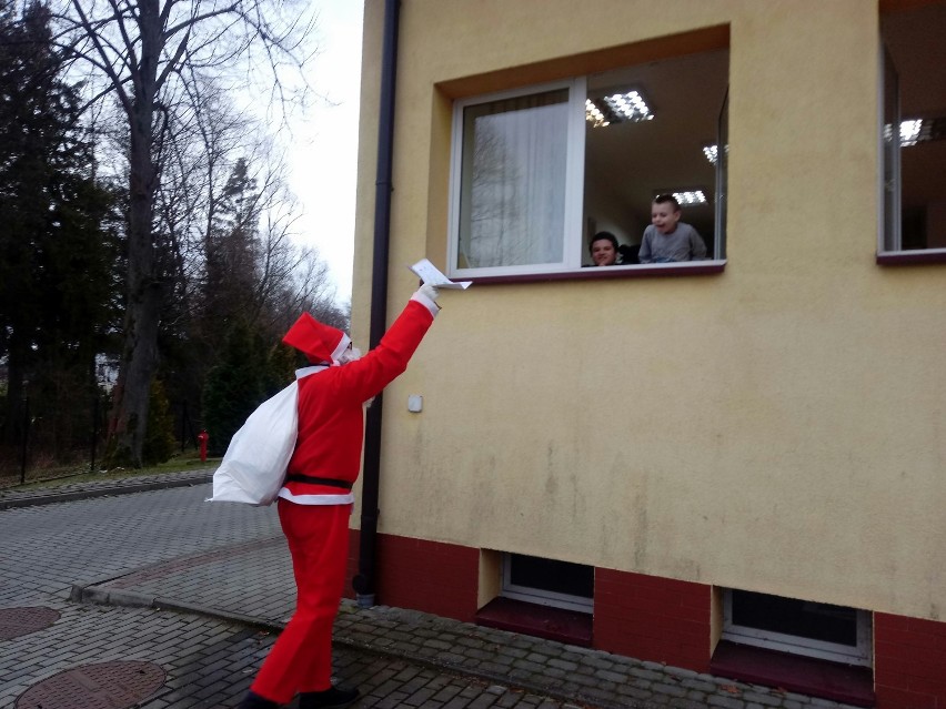 Mikołaj w szkole w Kobylance. To była prawdziwa radość! Ponad 40 dzieci dostało paczki