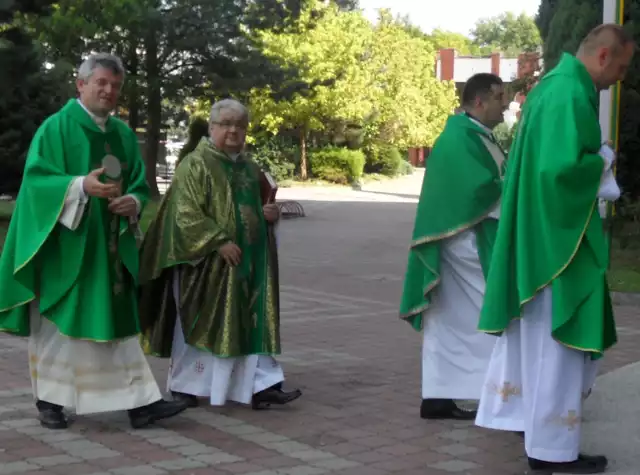 Nowym proboszczem parafii św. Krzysztofa został ks. prałat Zenon Ryzner (z prawej). Dziekan, ks. prałat Jozef Szklorz, wprowadził go w nowe obowiązki w niedzielę, 3 sierpnia.