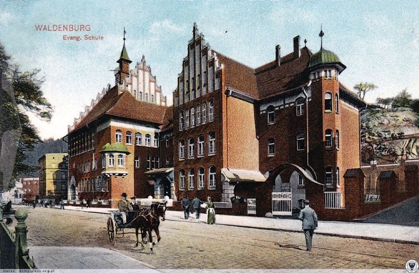 Oficjalne otwarcie szkoły miało miejsce we wrześniu 1907...
