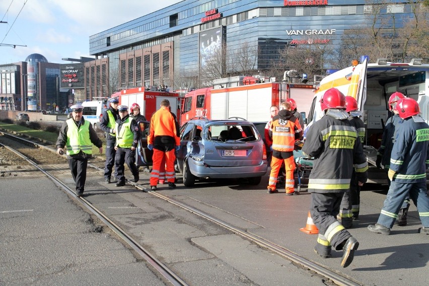 Wrocław: Zderzenie tramwaju z fordem. Cztery osoby ranne (ZDJĘCIA)