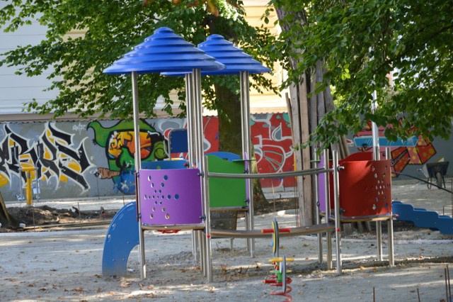 Ponad 1,2 miliona złotych kosztować będzie plac zabaw, który powstaje właśnie w parku obok Młodzieżowego Domu Kultury w Opolu.