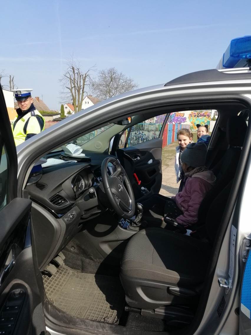 O bezpieczeństwie z najmłodszymi uczniami SP 2 w Prabutach. Policjanci z wizytą w szkole [ZDJĘCIA]