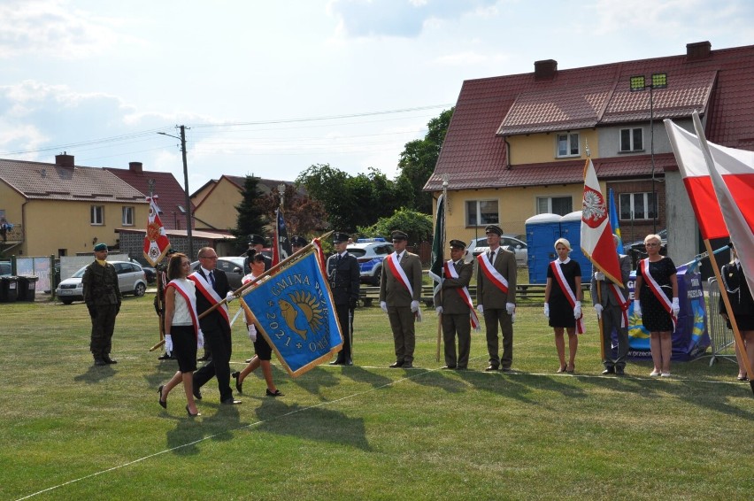 Z okazji Dni Przechlewa prezent – sztandar z herbem gminy. Tłumy na koncertach| zdjęcia