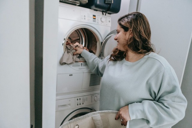 Sposobów na tanie pranie jest wiele, czasami wystarczy energooszczędna pralka, zmiana codziennych nawyków oraz ekologiczny proszek do prania, płyn zmiękczający i naturalny odplamiacz, które można wykonać samemu.