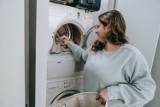 Domowy proszek do prania, płyn do płukania i odplamiacz. Zobacz sposoby na obniżenie kosztów prania