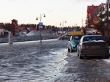 W Ustce Bałtyk zalewa Bulwar Portowy. Straż pożarna w pogotowiu