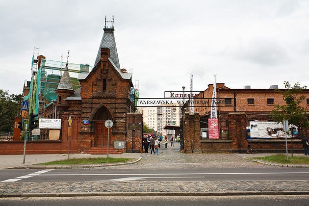 (Była) Warszawska Fabryka Wódek "Koneser" znajduje się przy ul. Ząbkowskiej 27/31.