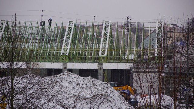 Teren, na którym wkrótce będzie centrum handlowe w Sławnie. Powstaje już konstrukcja dachu.