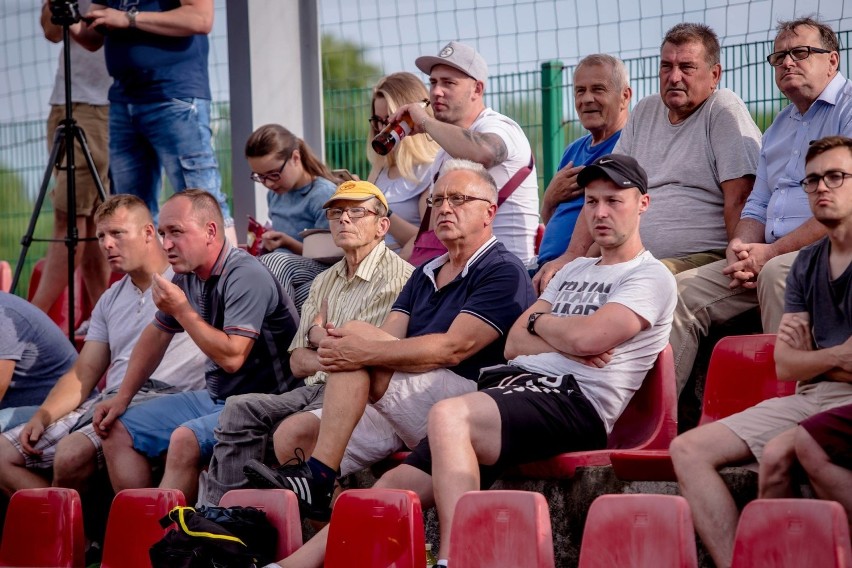 Piłkarzy Jedliny w zielonych strojach