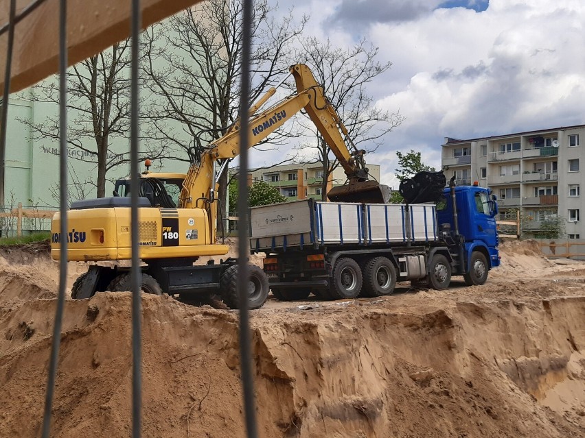 Absolutnie nowy budynek przy uroczej ulicy Akacjowej? W Goleniowie jest wielka dziura między blokami