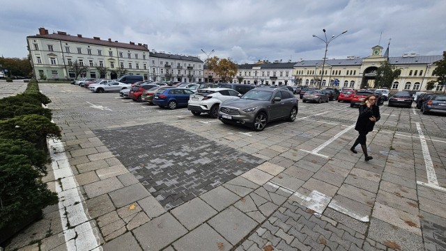 Na Placu Wolności w Kielcach przez kilka tygodni będzie można parkować za darmo. Nawierzchnia będzie remontowana i mogą się pojawić chwilowe utrudnienia. Zobacz zdjęcia nawierzchni, która ma być naprawiana