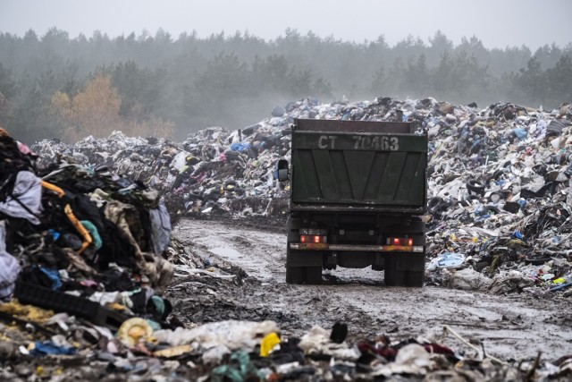 Toruńskie składowisko odpadów ma 66 tysięcy metrów kwadratowych. To bardzo duża góra, która... żyje swoim życiem. Co słychać w jej wnętrzu?

Czytaj więcej na kolejnych stronach >>>>