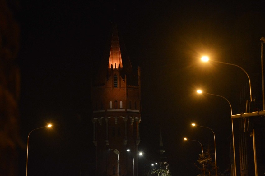 Malbork. Wieża ciśnień po remoncie tonie w mroku. Iluminacja odrestaurowanej budowli ma być poprawiona